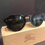 lunettes de soleil burberry pour femme forme originale vintage plastique noire branches tartan