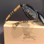 lunettes de soleil femme burberry noire et branches tartan opticiens saint-gilles 30800