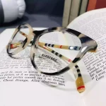 lunettes de vue burberry femme écaille beige clair et branche tartan opticiens saint-gilles 30