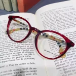 lunettes de vue femme plastique bordeaux translucide et branches tartan optique saint-gilles 30800 gael et sophie