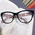 lunettes de vue femme plastique noir branches epaisses interieur imprimé logo burberry