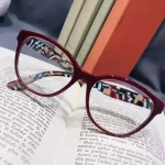 lunettes de vue femme burberry plastique bordeaux et branche imprimées tartan à l'intérieur