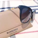 lunettes de soleil femme burberry plastique noir et branches tartan à carreaux opticiens 30800 saint-gilles